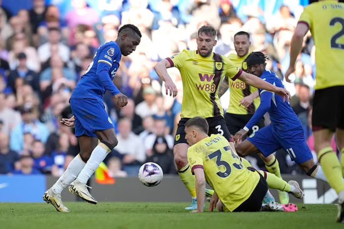 Chelsea held to a 2-2 draw by 10-Man Burnley | English Premier League